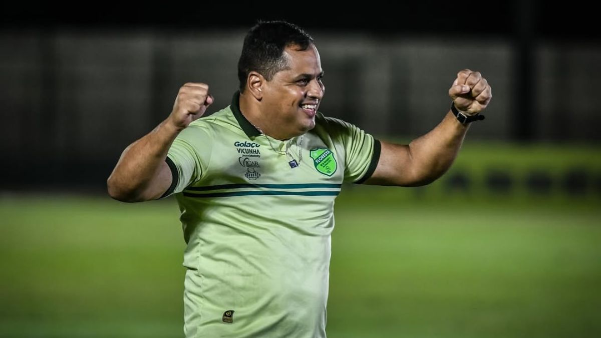 Floresta comemora vaga inédita para quadrangular de acesso da Série C 1 Técnico Leston Jr, do Floresta na Série C 2025