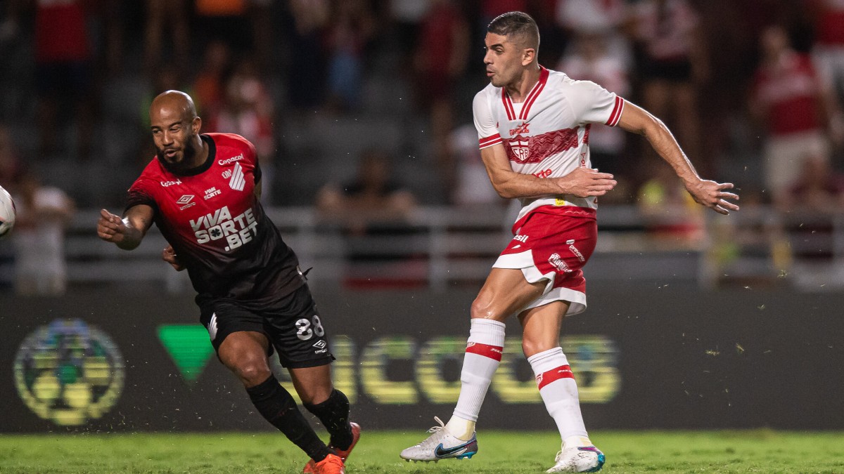 Gegê, meia do CRB em jogo contra o Athletico Paranaense pela Série B 2025