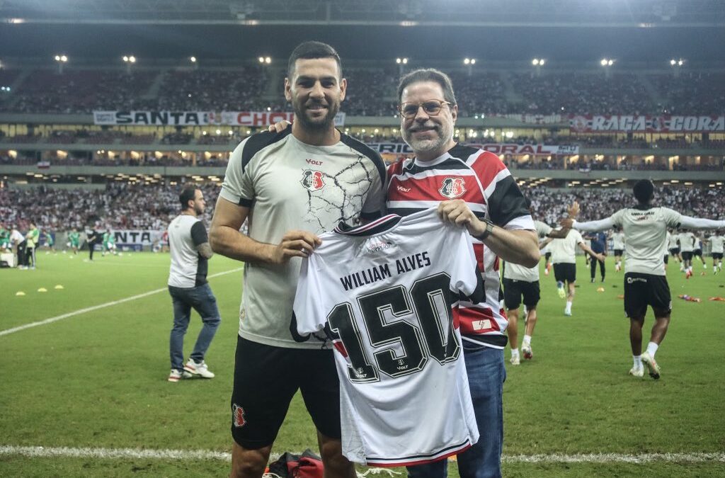 Santa Cruz: William Alves atinge marca de 150 jogos no clube e recebe homenagem na Arena