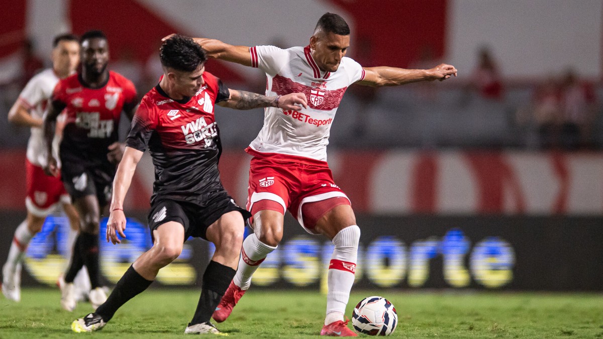 Higor Meritão, volante do CRB em jogo contra o Athletico Paranaense pela Série B 2025