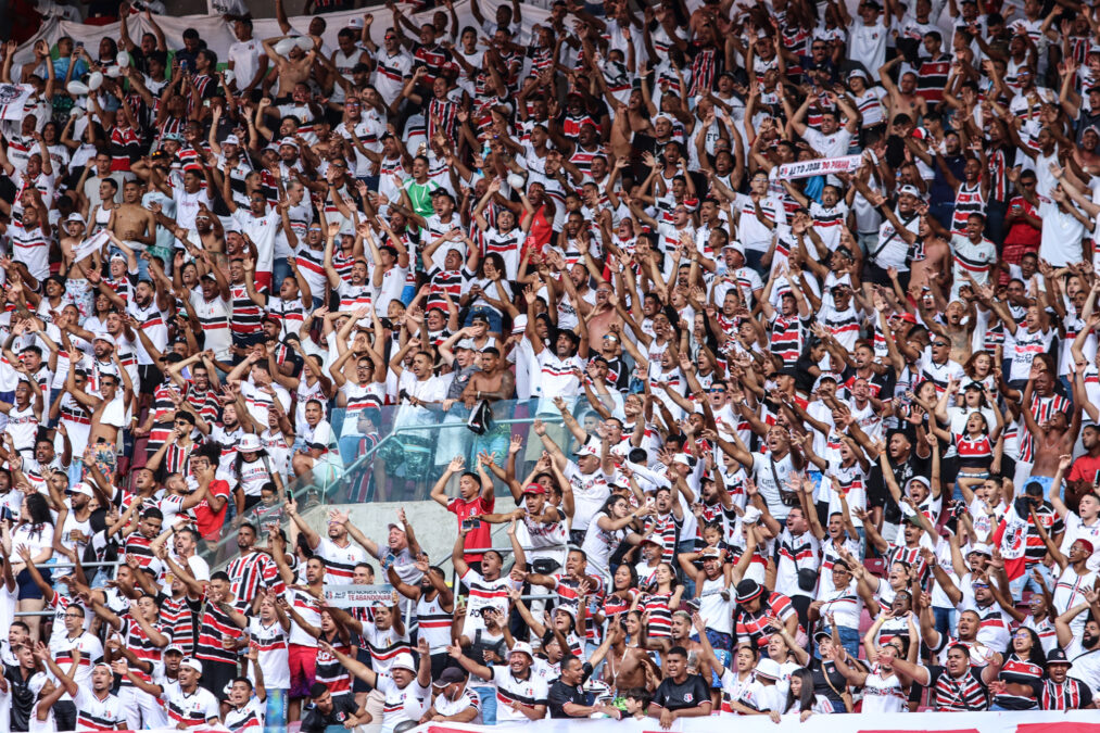 Torcida do Santa Cruz na Arena de Pernambuco