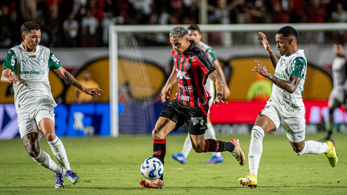 Maykon Jesus, lateral-esquerdo do Vitória em jogo contra o Palmeiras no Barradão, pela Série A 2025