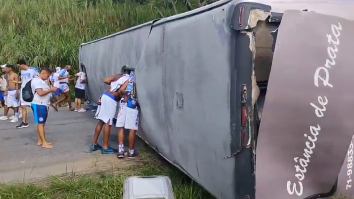 Ônibus com integrantes de organizada do Bahia tomba na BR-101 a caminho de jogo contra o Sport 1 Ônibus com torcedores do Bahia tomba na BR-101.