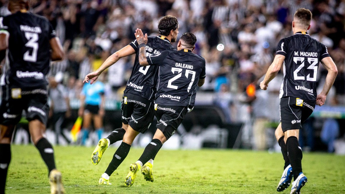 Pedro Raul e Galeano, do Ceará, em jogo contra o Flamengo no Castelão, pela Série A