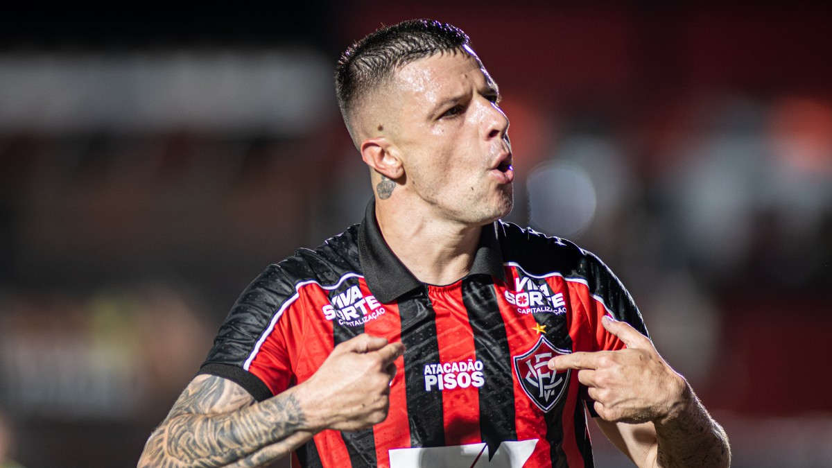 Renato Kayzer, atacante do Vitória, comemora gol marcado contra o Juventude, no Barradão, pela 20ª rodada da Série A