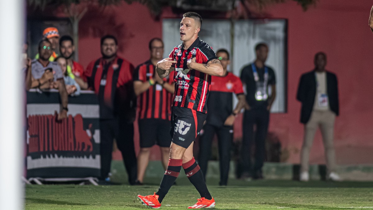 Renato Kayzer, atacante do Vitória em jogo contra o Palmeiras no Barradão, pela Série A 2025