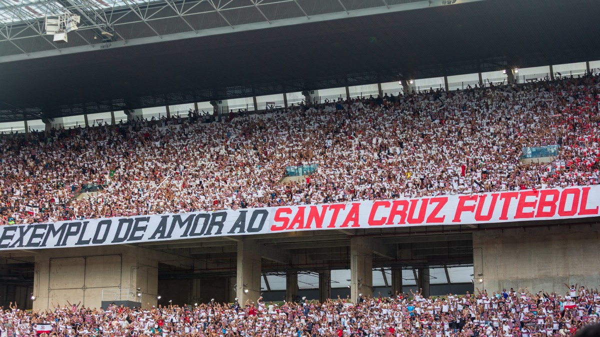 Torcida do Santa Cruz na Arena de Pernambuco, em jogo contra o Sergipe, pelo jogo de volta da 2ª fase da Série D