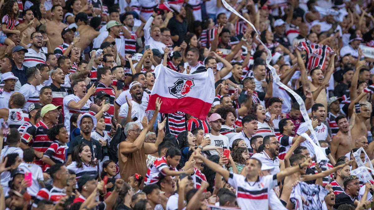 Torcida do Santa Cruz na Arena de Pernambuco, em jogo contra o Sergipe, pelo jogo de volta da 2ª fase da Série D