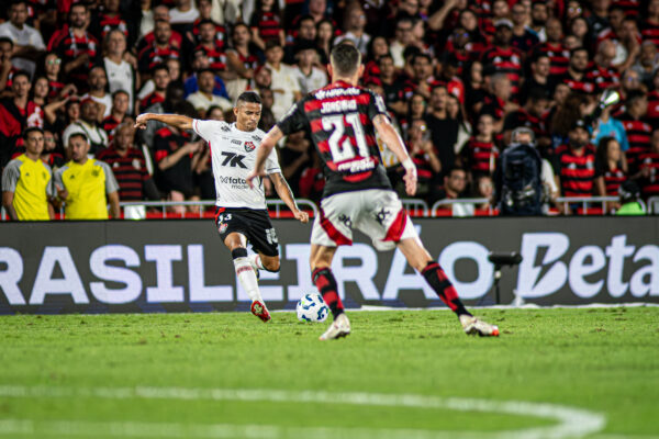 Após derrota histórica, Vitória vê chance de rebaixamento aumentar para 50% 1 Erick tenta chute contra o Flamengo - Foto: Victor Ferreira/EC Vitória