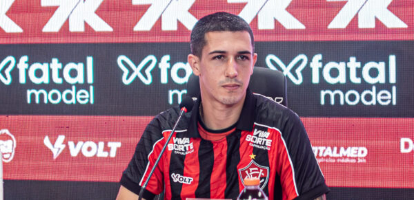 Vitória: Aitor destaca poder do futebol brasileiro e revela "ajuda" para vir ao país 2 Aitor é apresentado no Vitória - Foto: Reprodução/TV Vitória