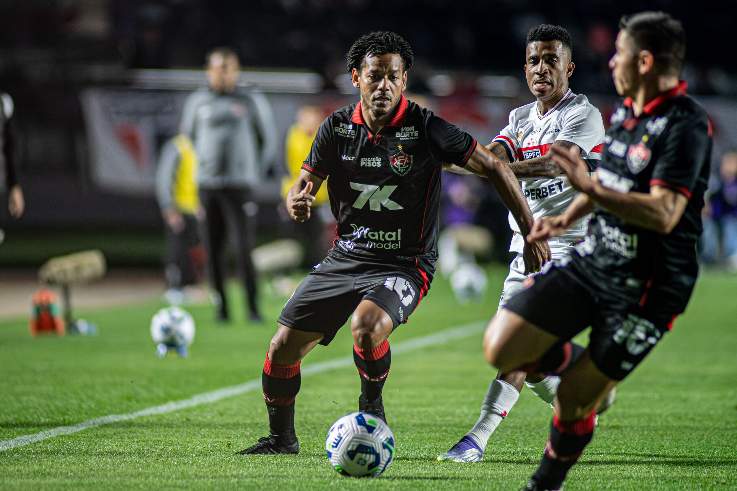 Quinteto nordestino da Série A termina janela de transferências com 39 reforços 3 Romarinho fez sua estreia pelo Leão - Foto: Victor Ferreira/EC Vitória