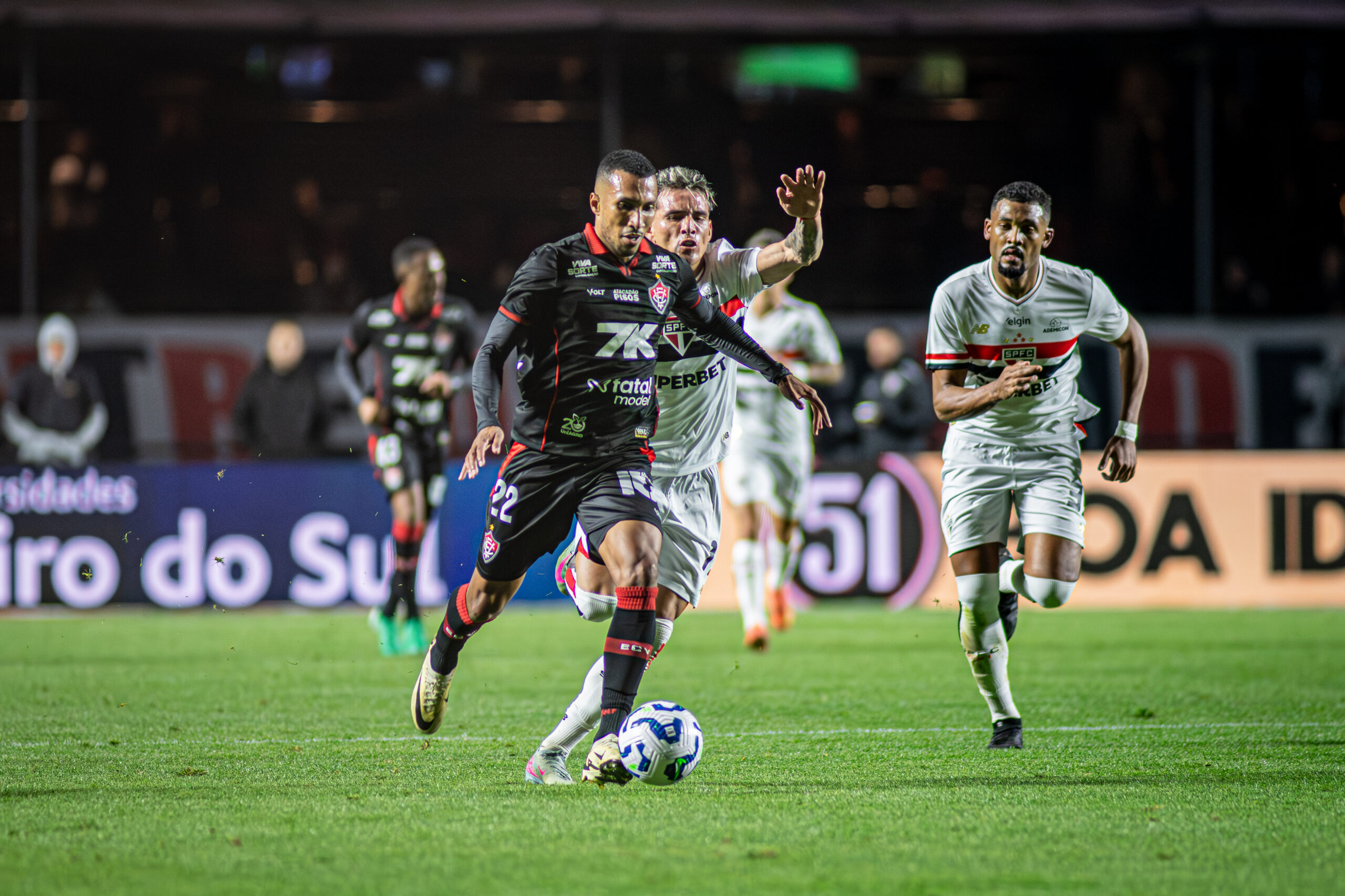 Em noite de estreias, Vitória perde para São Paulo e chega a quatro jogos sem vencer na Série A