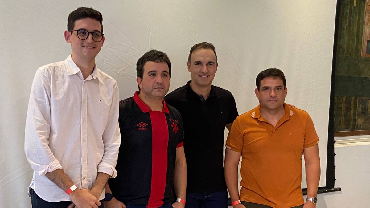 Em primeiro encontro na Ilha do Retiro, oposição do Sport coleta 98 assinaturas para buscar impeachment de Yuri Romão 1 Lucas Leite, Ricardo Sá Leitão, Matheus Souto Maior, Kadico Pereira, Sport - Foto: Pedro Maranhão/NE45