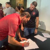 Em primeiro encontro na Ilha do Retiro, oposição do Sport coleta 98 assinaturas para buscar impeachment de Yuri Romão 4 Posts