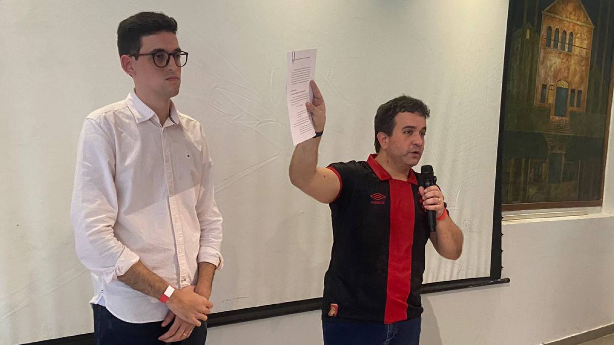 Em primeiro encontro na Ilha do Retiro, oposição do Sport coleta 98 assinaturas para buscar impeachment de Yuri Romão