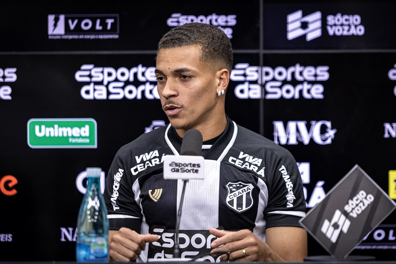 Rodriguinho elogia torcida do Ceará durante apresentação: “Apoia o time o tempo inteiro”