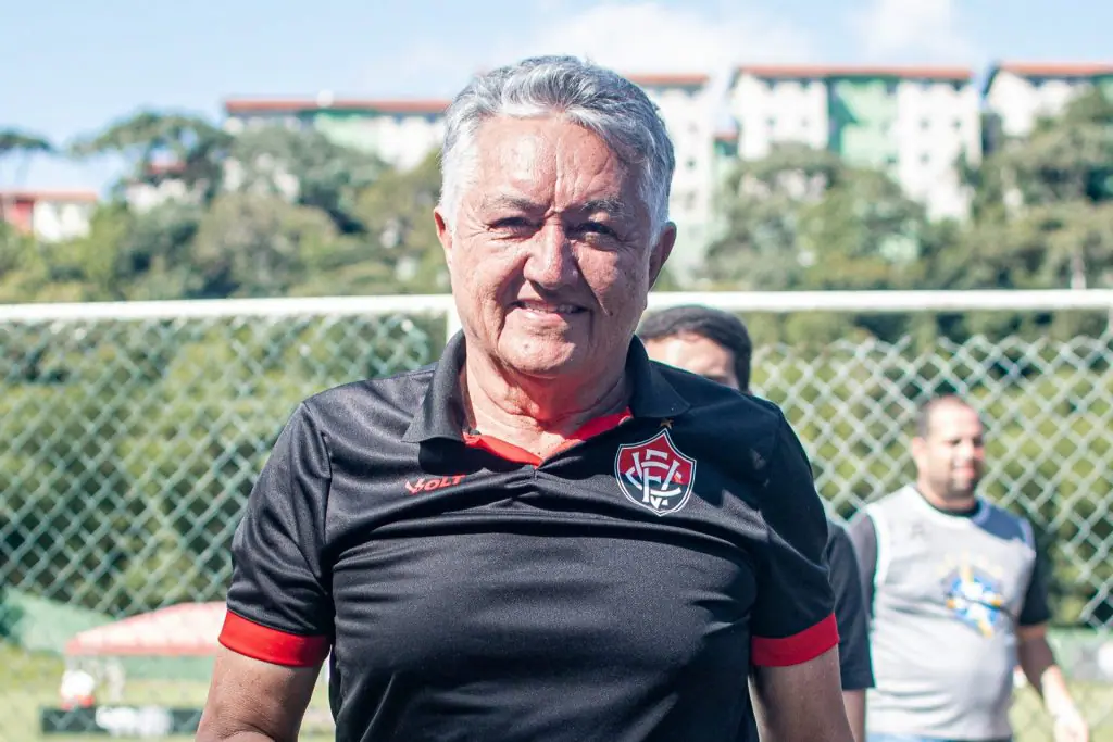 Vice-presidente do Vitória promete chegada de lateral