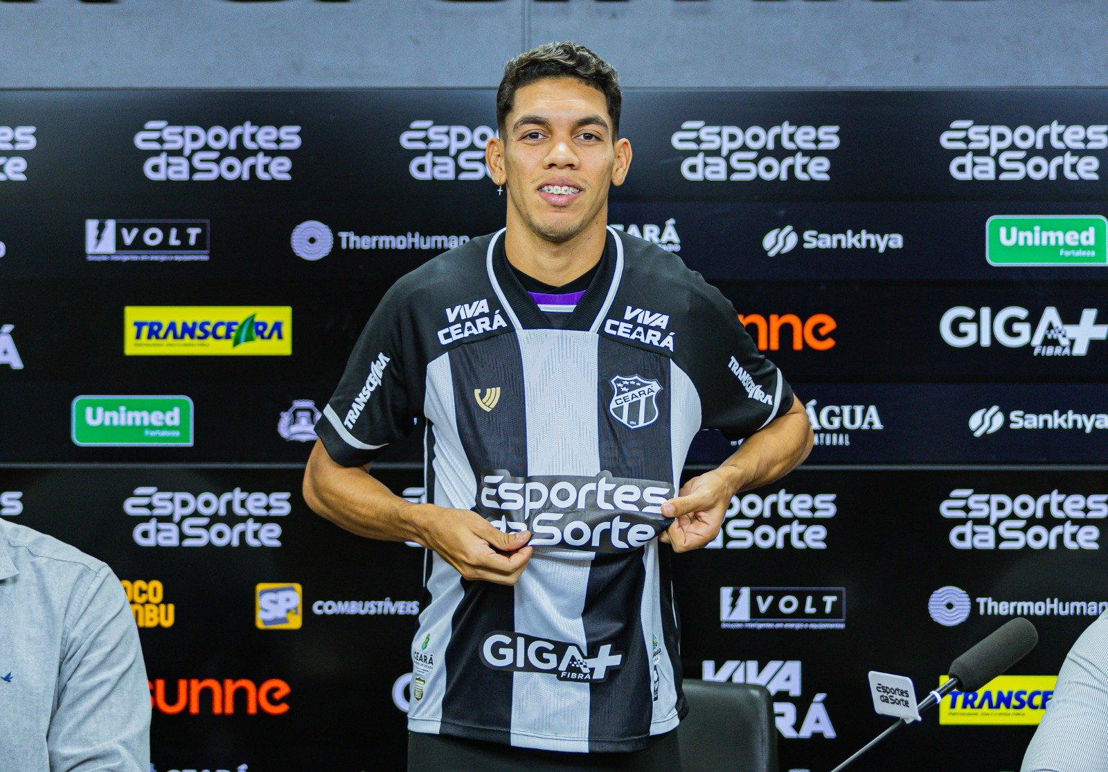 Paulo Baya cita as principais características em campo e fala sobre disputa por posição no Ceará
