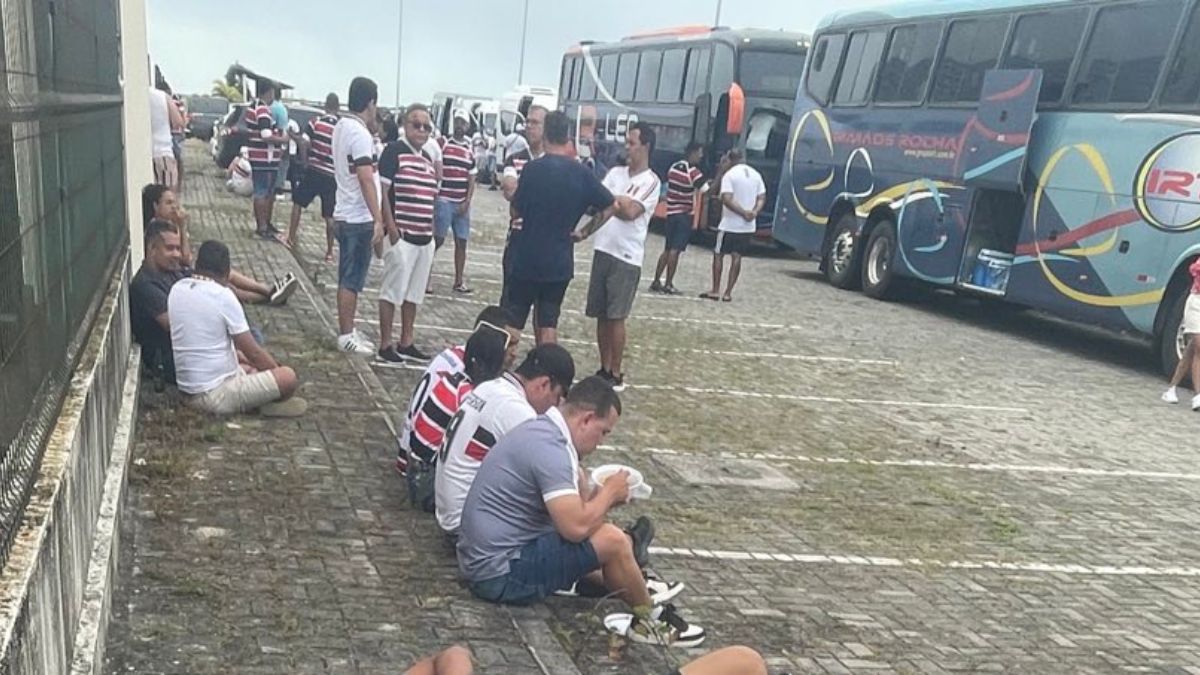 Torcida do Santa Cruz é retida por PRF e PMRN e clube emite nota lamentando