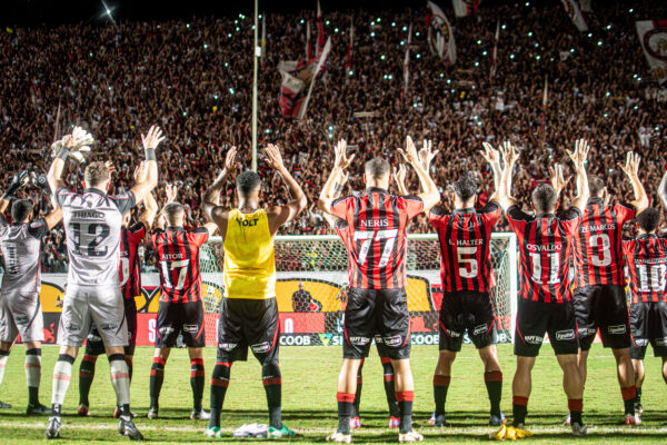 Copo meio-cheio: Vitória chega a seis jogos sem perder em casa 1 Elenco do Vitória comemora com a torcida - Foto: Victor Ferreira/EC Vitória
