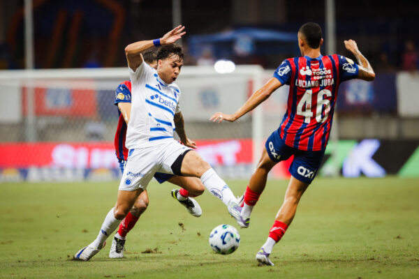 Em noite de golaços, Bahia é derrotado pelo Cruzeiro e perde sequência invicta na Fonte Nova 1 Juba disputa bola com Kaio Jorge - Foto: Letícia Martins/EC Bahia