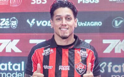 Vitória confirma saída do atacante Kike Saverio