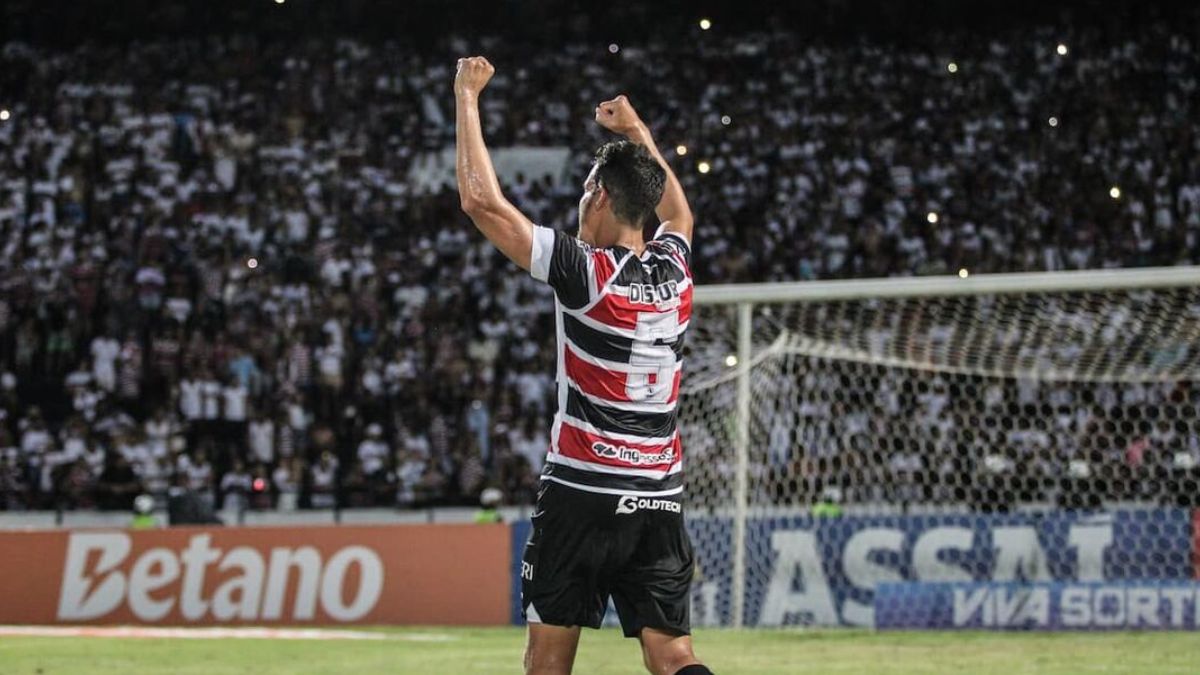 Técnico do Santa Cruz comenta retorno de Lucas Siqueira ao elenco: “Ele nunca esteve excluído”