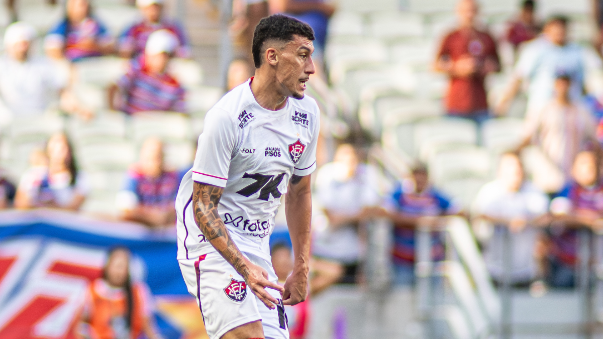 Gabriel Baralhas recebe terceiro cartão amarelo e desfalca Vitória na partida contra Fluminense