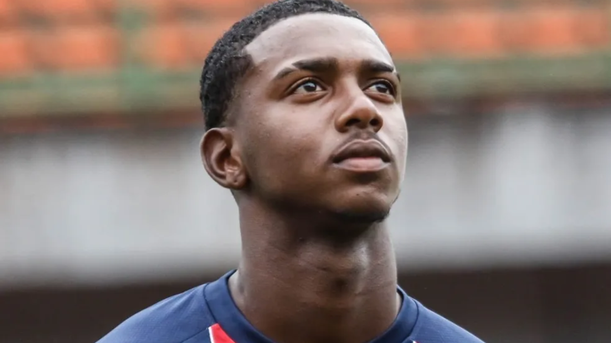 Bahia renova contrato com meio-campista Roger Gabriel