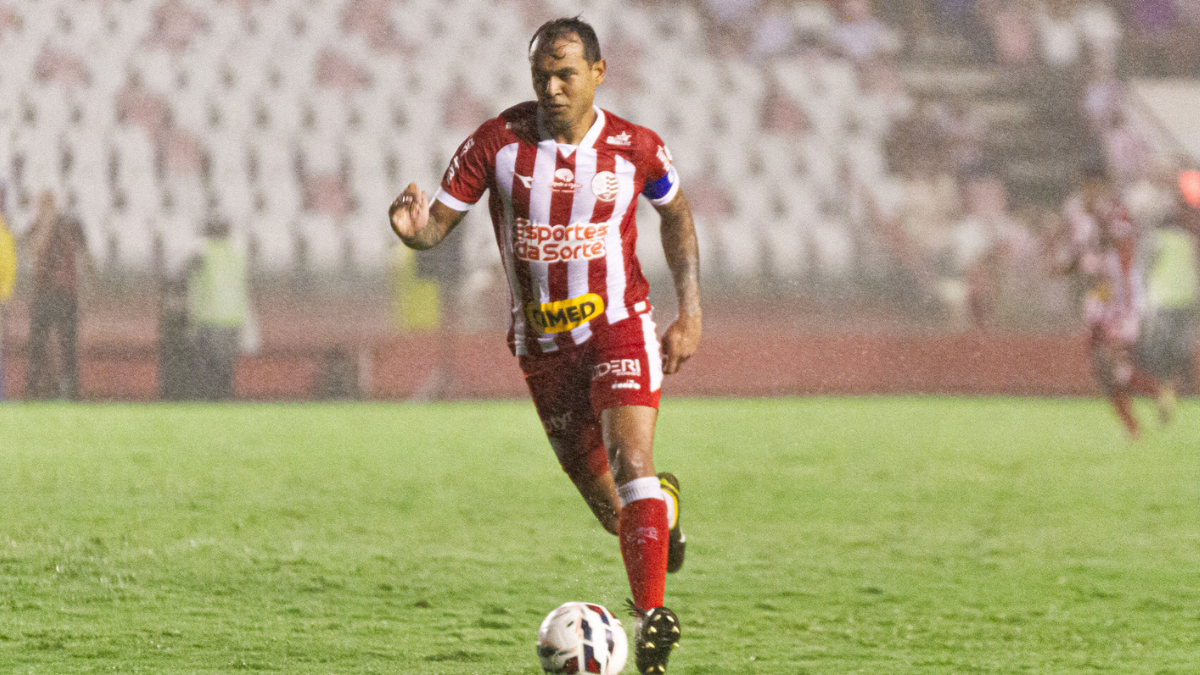 Náutico confirma lesão do atacante Vinicius