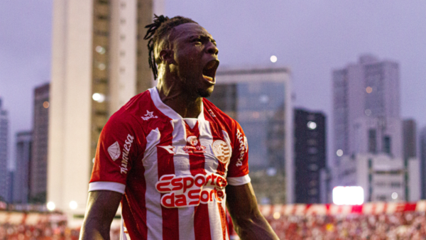 Retorno com gols e ajuda com o inglês: Samuel Otusanya comemora "novo começo" no Náutico 1 Samuel Otusanya - Náutico