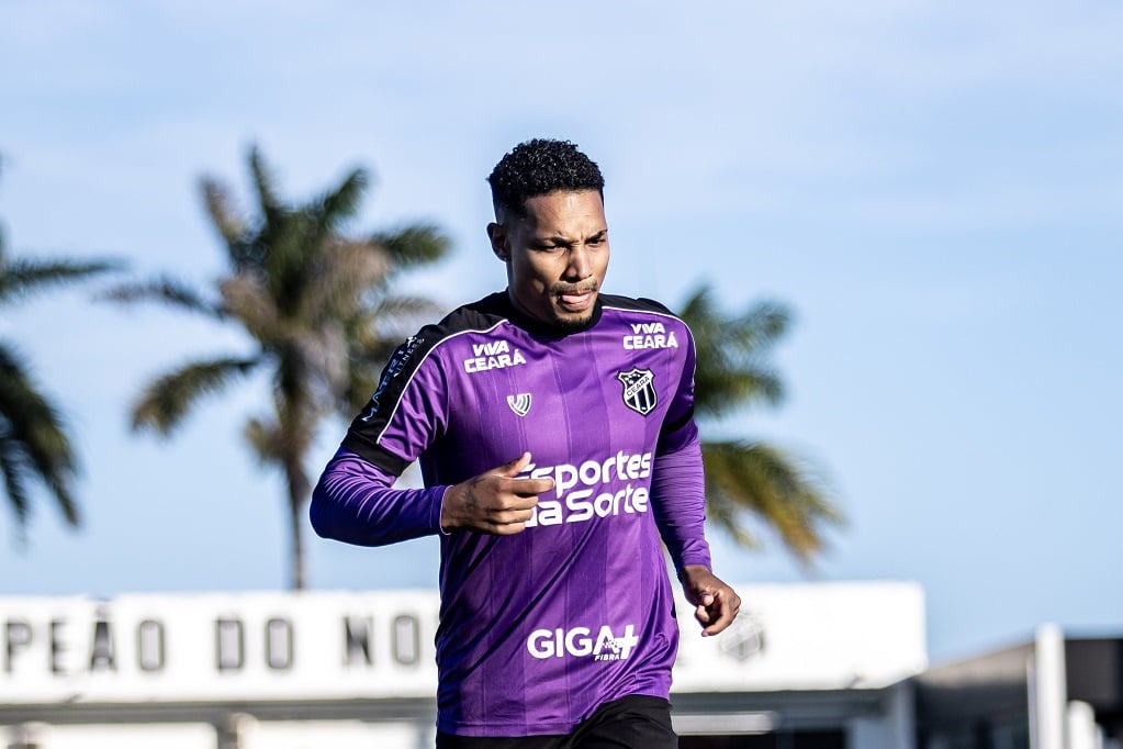 Fernandinho retorna aos treinamentos com elenco do Ceará e fica à disposição de Condé