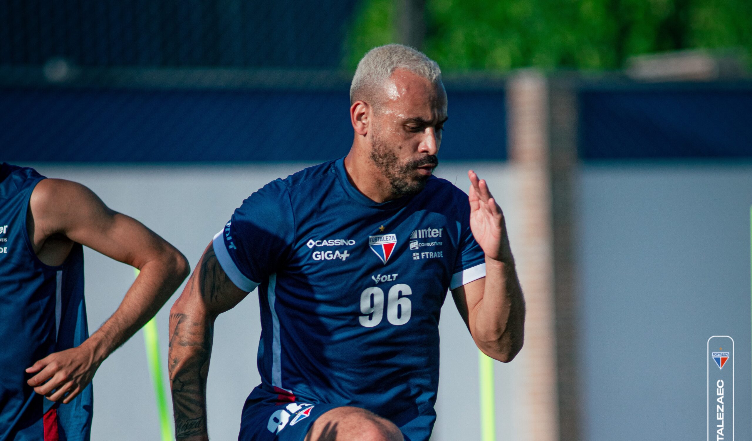 Moisés sente novo incômodo e deve desfalcar Fortaleza contra o Vitória