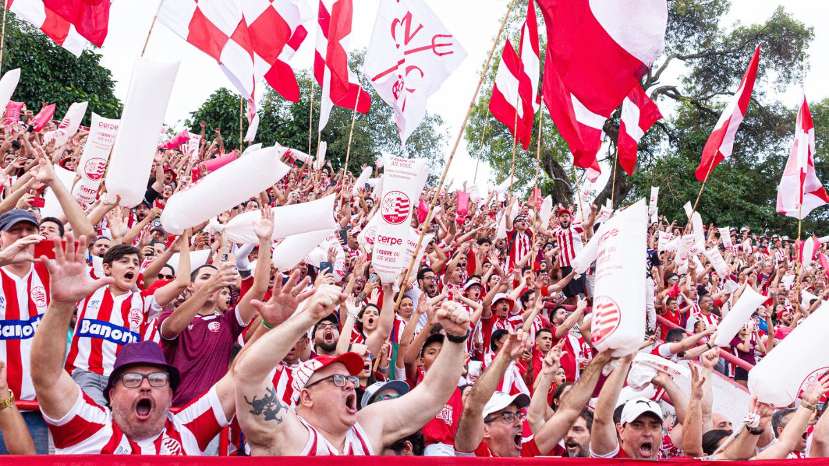 Torcida do Náutico no estádio dos Aflitos - jogo contra o Guarani pelo quadrangular do acesso da Série C 2025
