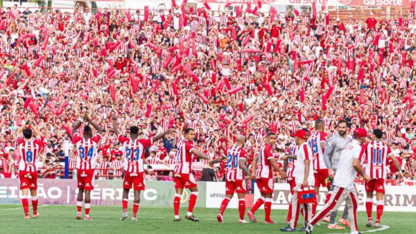 Torcida do Náutico no estádio dos Aflitos - jogo contra o Guarani pelo quadrangular do acesso da Série C 2025