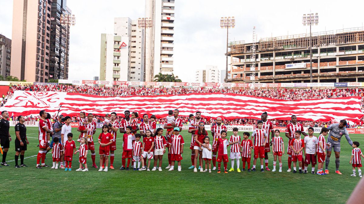 Torcida do Náutico no estádio dos Aflitos - jogo contra o Guarani pelo quadrangular do acesso da Série C 2025