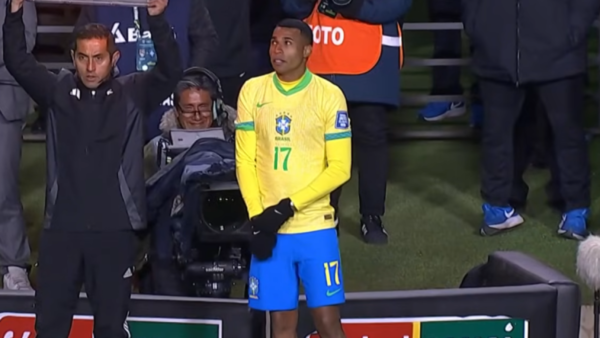 Jean Lucas, volante do Bahia defendendo a Seleção Brasileira na sua estreia em jogo contra a Bolívia