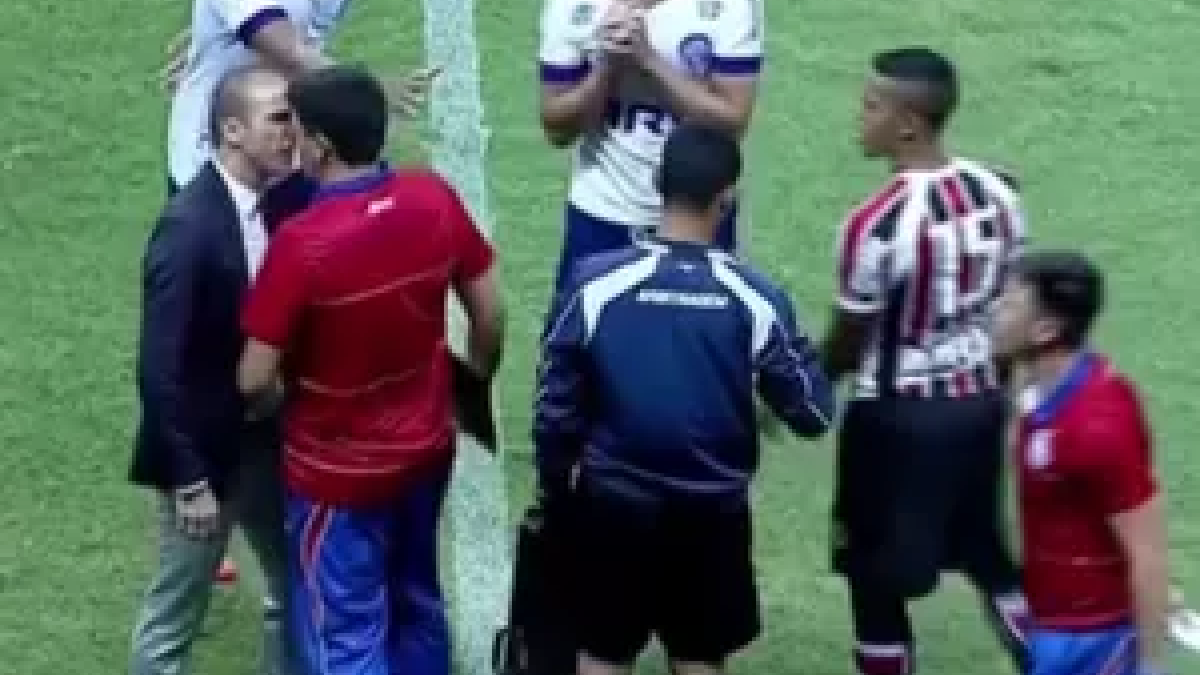 Confusão entre Milton Mendes e Eduardo Souza, em Bahia 0 x 1 Santa Cruz, pela Copa do Nordeste de 2016, na Arena Fonte Nova