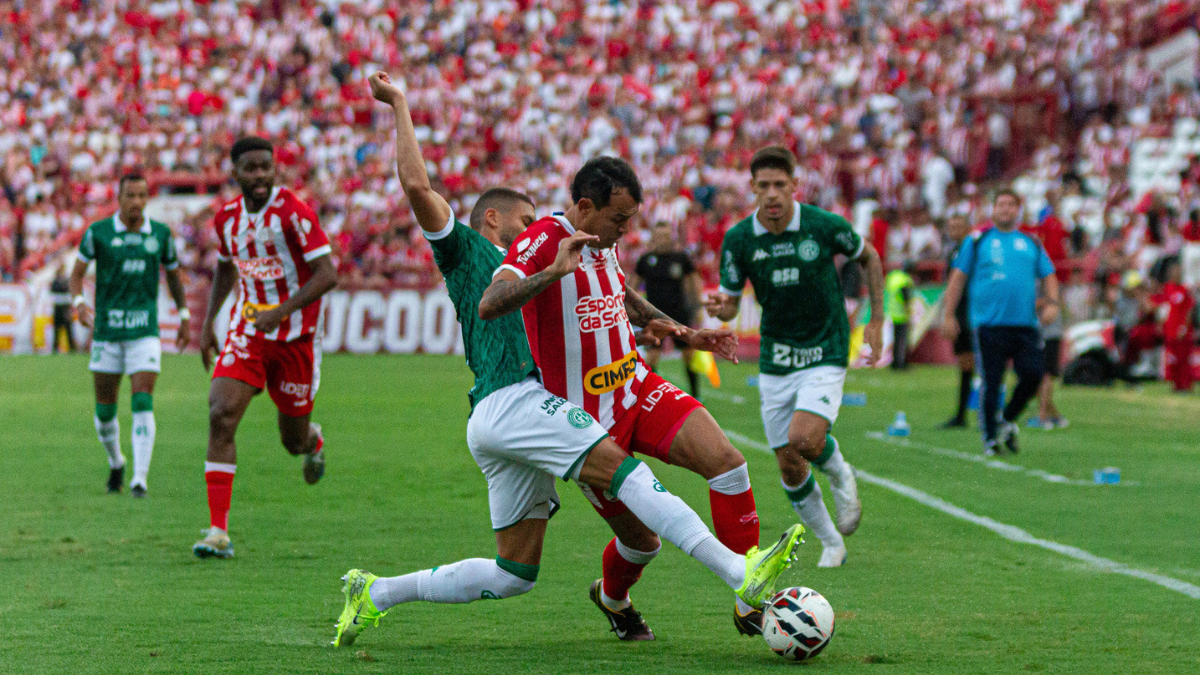 Com pênalti perdido, Náutico é derrotado pelo Guarani e vê invencibilidade de 12 jogos chegar ao fim