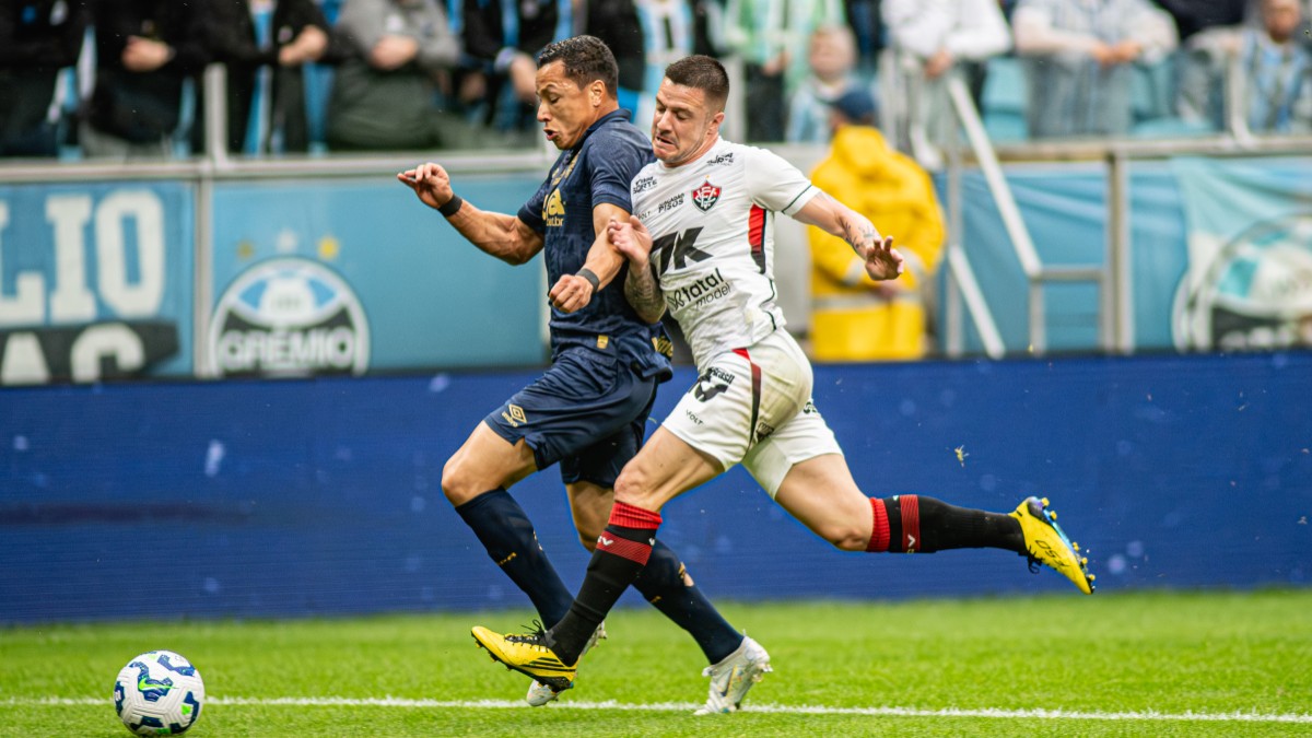 Renato Kayzer, atacante do Vitória em jogo contra o Grêmio, pela Série A de 2025