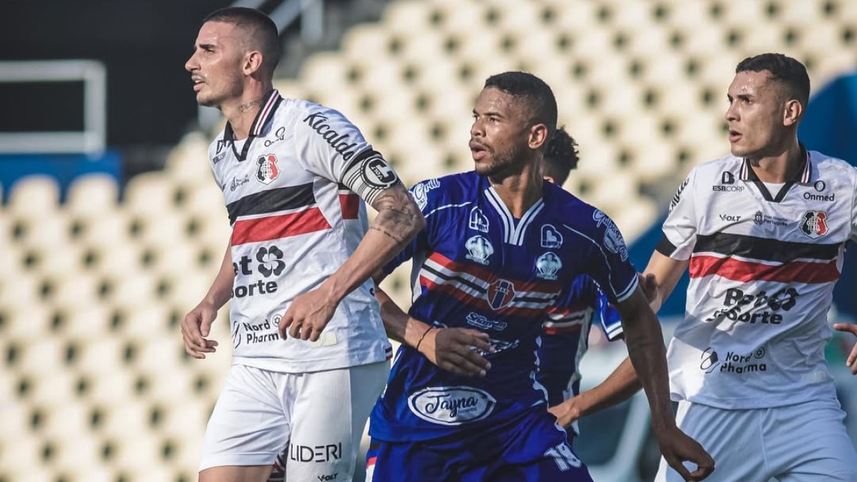 Caso avance à final, Santa Cruz decidirá título da Série D fora de casa; veja a classificação geral da Série D 2 Santa Cruz x Maranhão, pelo jogo de ida da semifinal da Série D - Thiago Galhardo e Matheus Vinícius em lance defensivo
