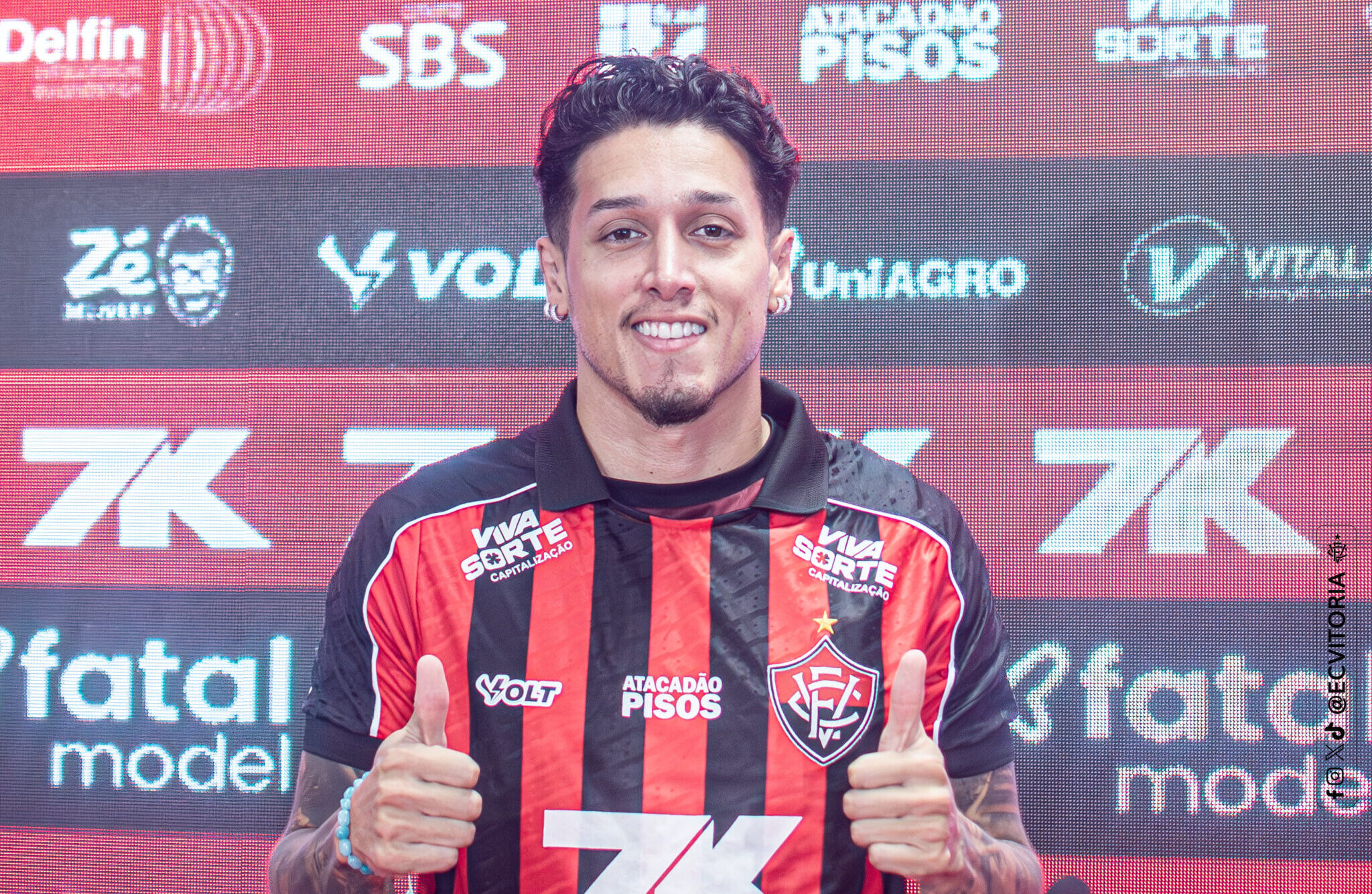 Kike Saverio é apresentado no Vitória e destaca desafio de jogar no clube: “Queria algo que me empolgasse de verdade”