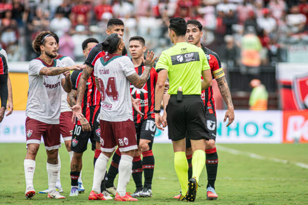 Arbitragem foi criticada por ambas equipes - Foto: Victor Ferreira/EC Vitória