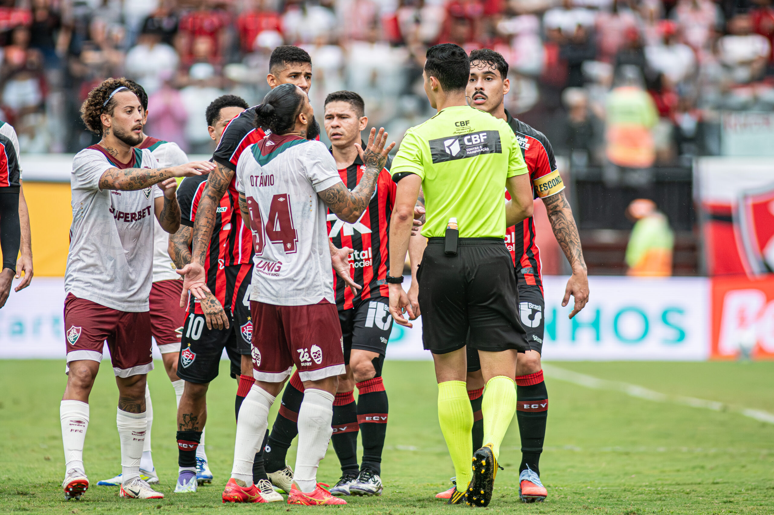 Com duas expulsões no primeiro tempo, Vitória perde para o Fluminense e segue na zona de rebaixamento