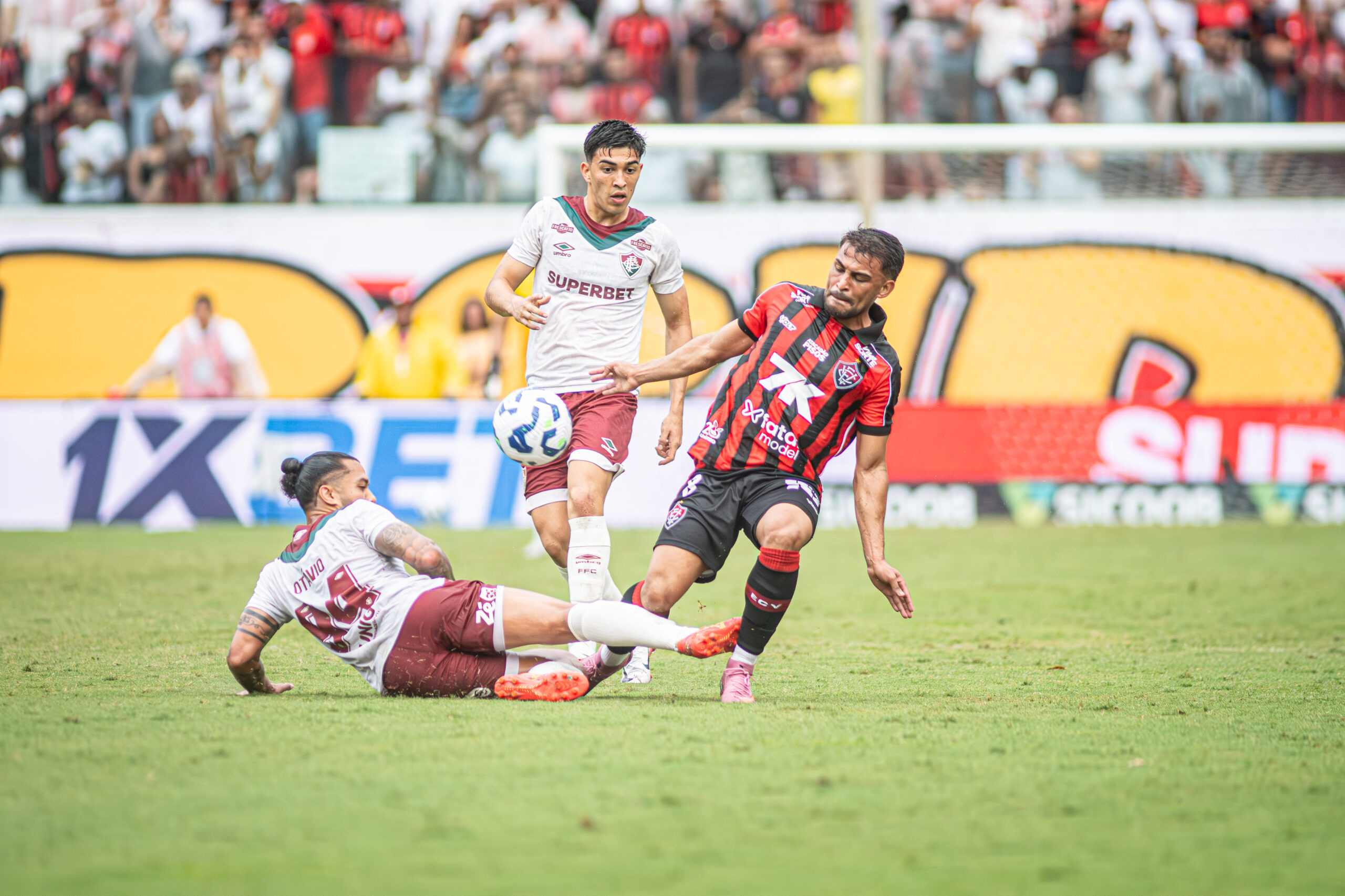 Ronald disputa bola - Foto: Victor Ferreira/EC Vitória