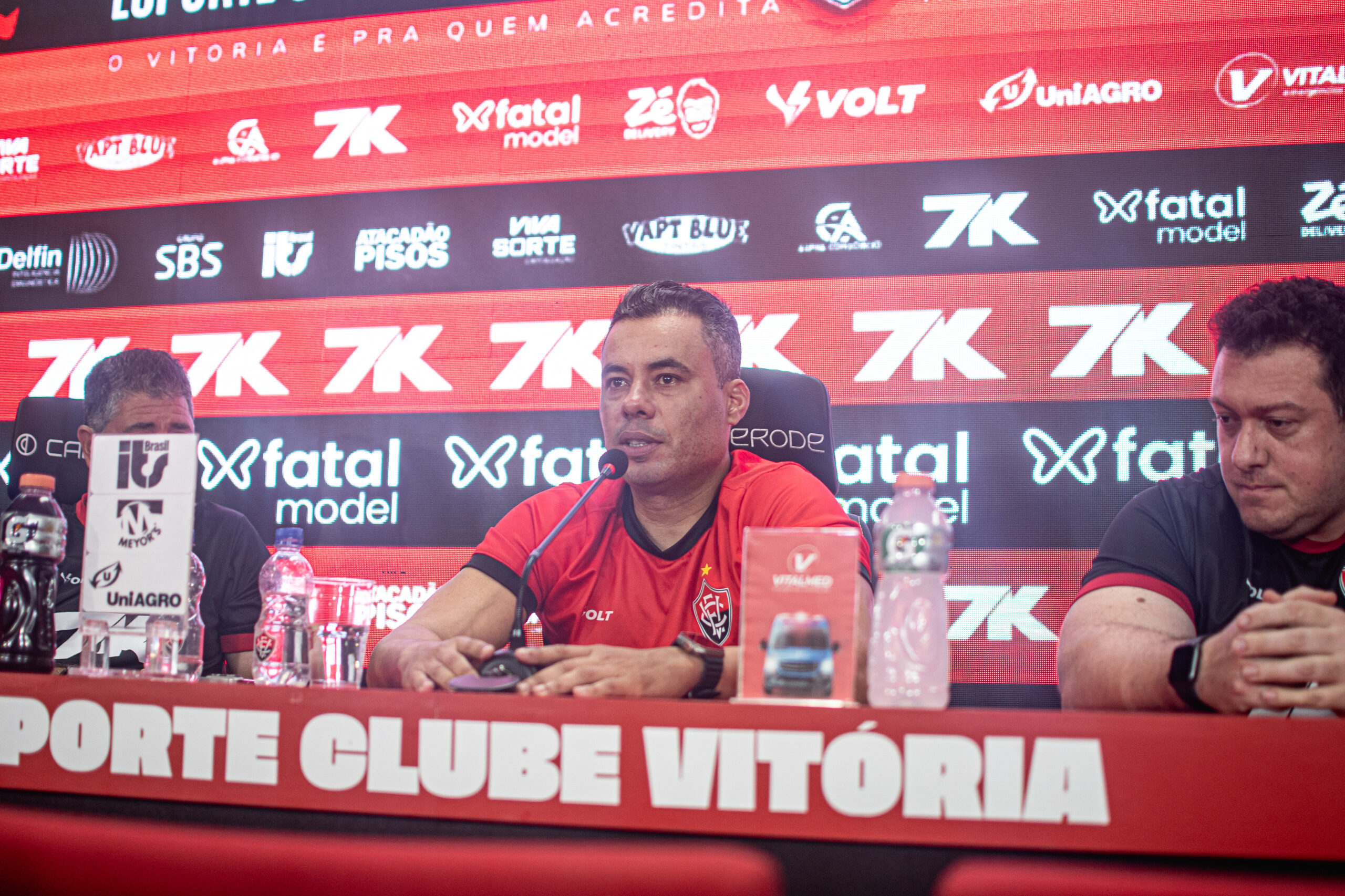 Jair Ventura acredita na virada de chave do Vitória, mas prega cautela: “Não sou salvador da pátria”
