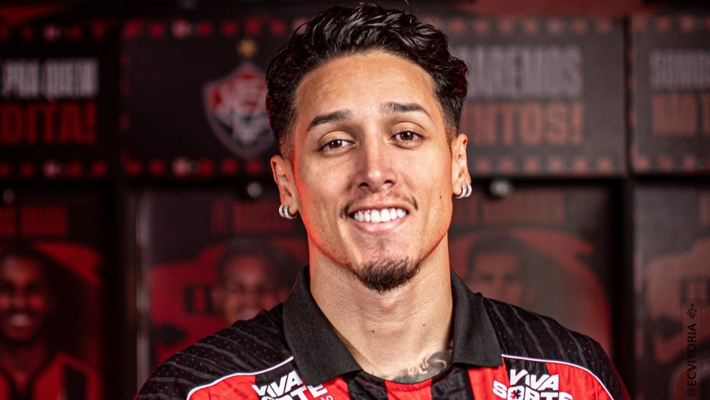 Vitória oficializa contratação do atacante Kike Saverio