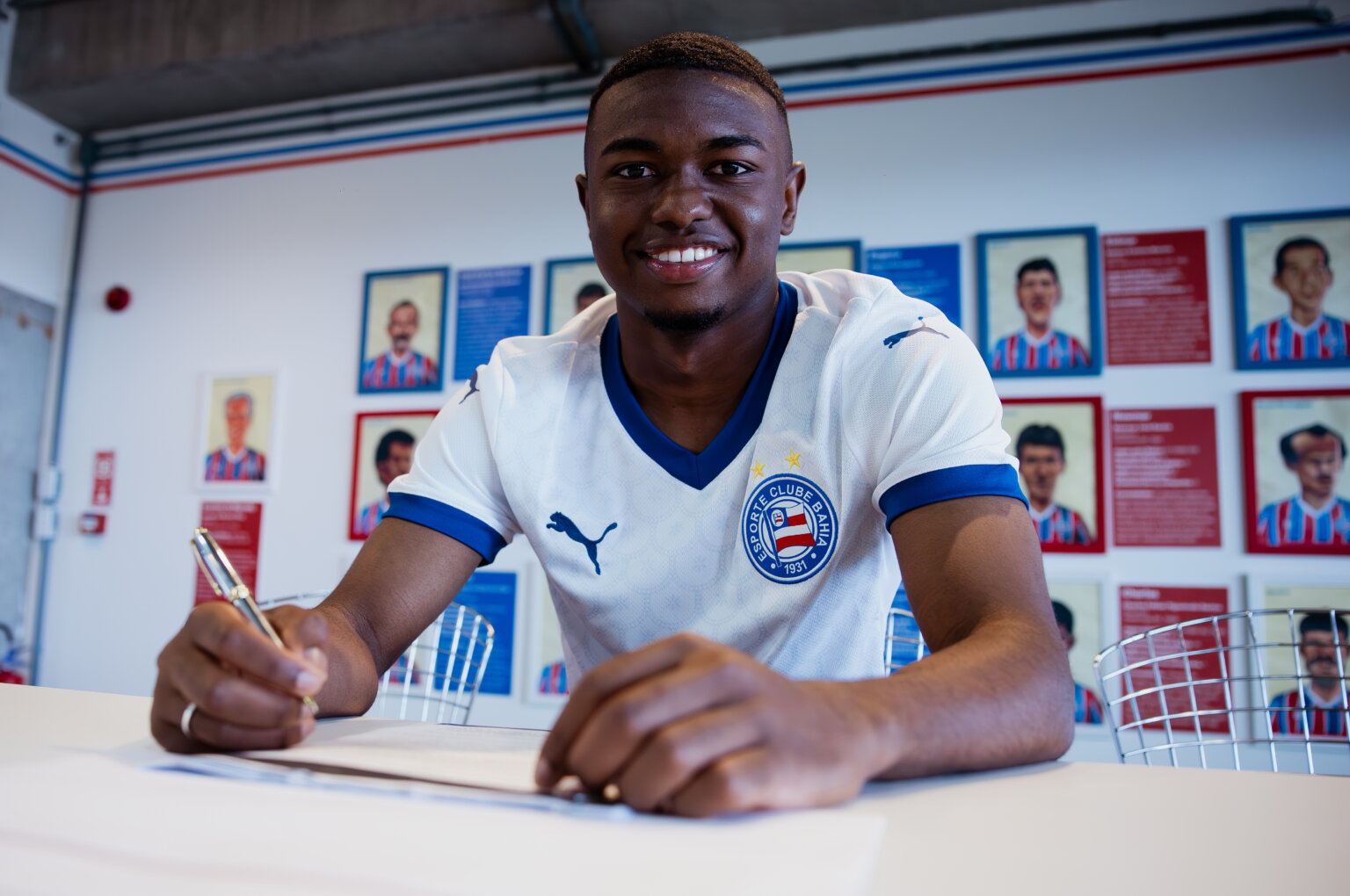 Bahia anuncia renovação de contrato com o volante Sidney