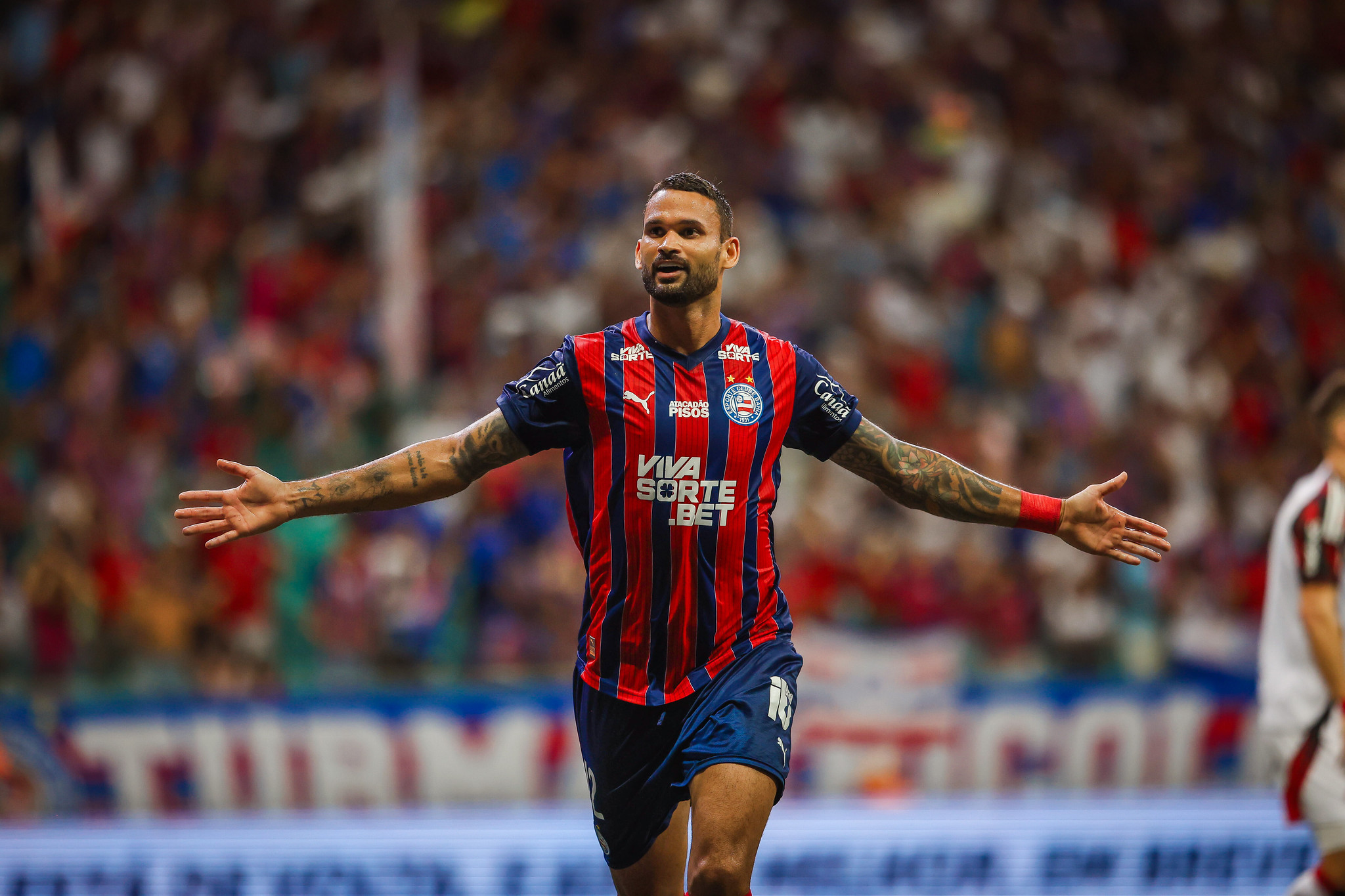 Com dois a mais, Bahia bate o Flamengo na Fonte Nova e sobe uma posição na tabela da Série A