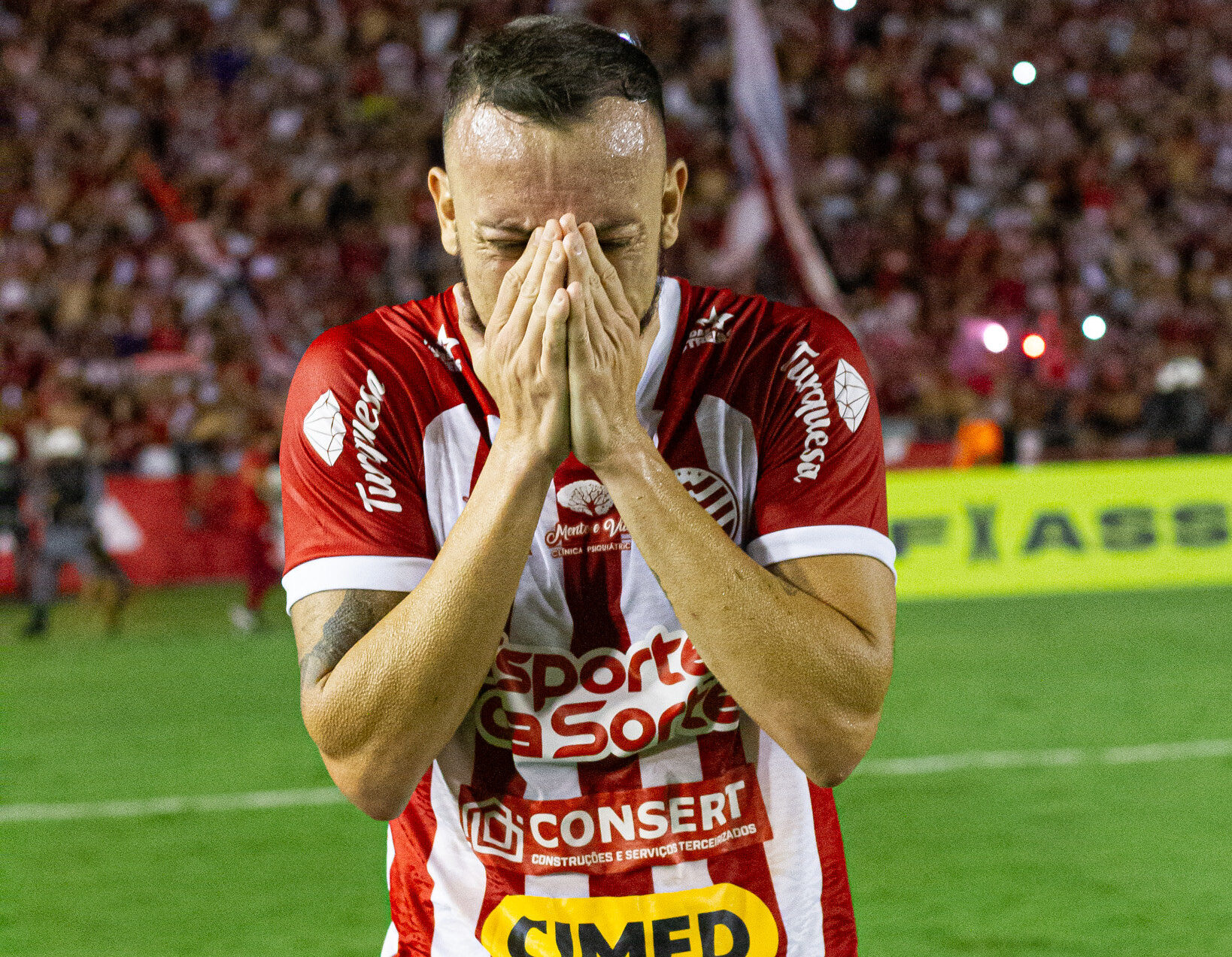 Paulo Sérgio decide, Náutico vence Brusque e conquista acesso à Série B